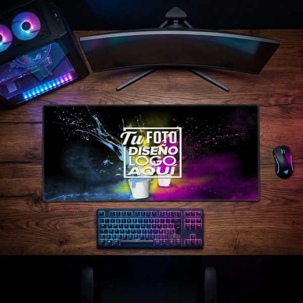 Mousepad personalizado 70 x 30 cm formato XL ambientado en un escritorio gamer con luces