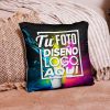 Cojín personalizado 40 x 40 cm con diseño estampado en un dormitorio