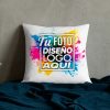 Cojín personalizado 40 x 40 cm con diseño estampado sobre una cama