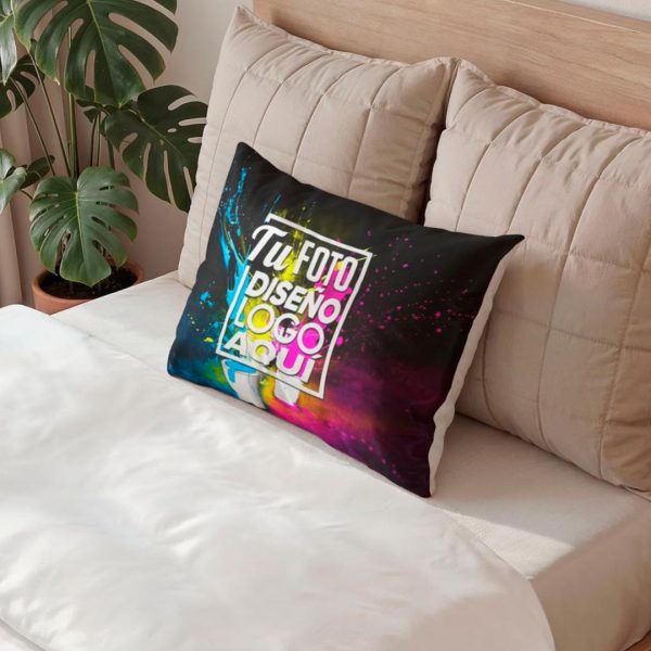 Funda de almohada personalizada de 70 x 50 cm con diseño a todo color decorando una cama moderna