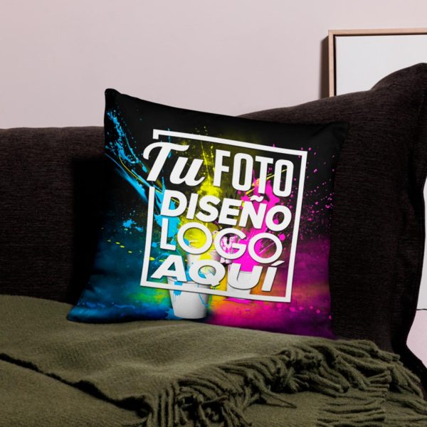 unda de cojín personalizada 40 x 40 cm decorando el sofá de una sala de estar moderna