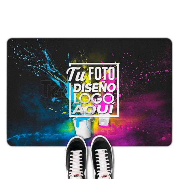 Limpiapiés Personalizado en Uso - Crea2 LLimpiapiés personalizado 60 x 40 cm en uso con zapatillas pisando la superficie
