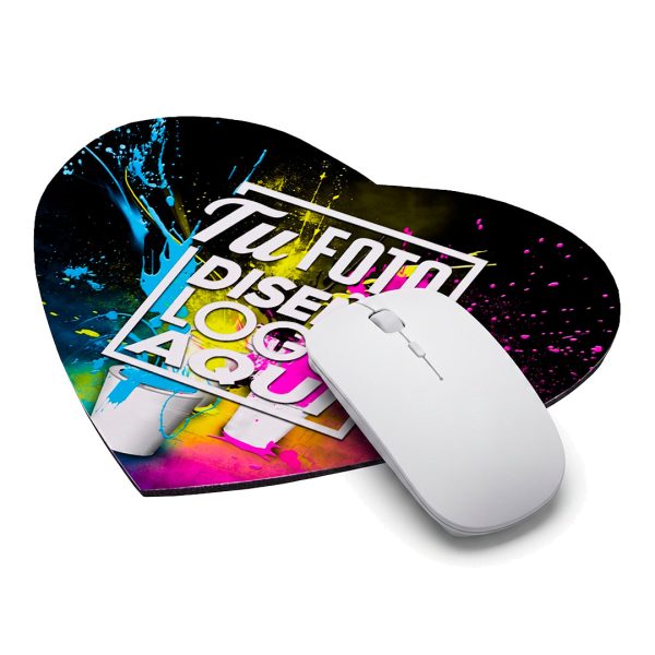Mousepad corazón personalizado 23 x 22 cm siendo utilizado con un ratón en un ambiente cálido e iluminado