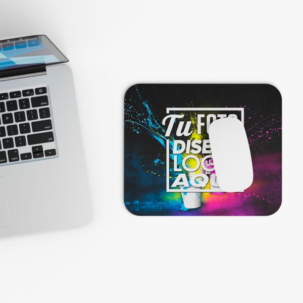 Mousepad Personalizado 22 x 18 cm siendo utilizado de forma práctica junto a un notebook