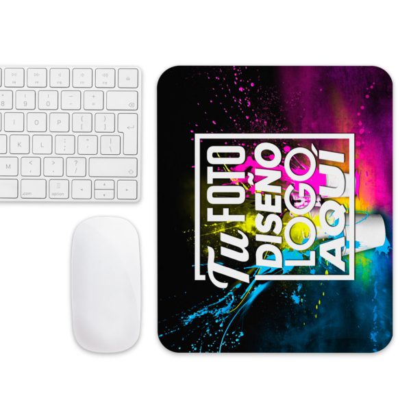 Mousepad Personalizado 22 x 18 cm con logotipo de empresa en un escritorio de oficina