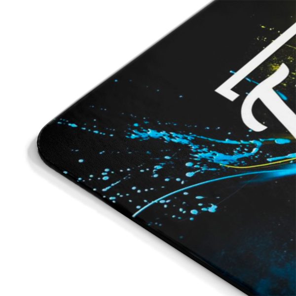 Acercamiento al detalle de la esquina y la textura del mousepad personalizado 24x20 cm