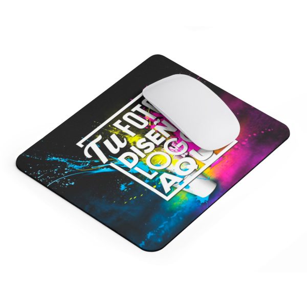 Mousepad personalizado 24x20 cm con diseño a todo color junto a un mouse en fondo blanco