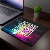 Mousepad personalizado 24x20 cm siendo utilizado de forma práctica al lado de un computador portátil notebook