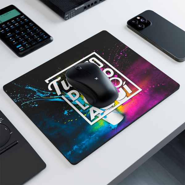 Mousepad personalizado 24x20 cm con logotipo corporativo en un escritorio de trabajo operativo