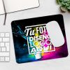Mousepad personalizado 24x20 cm en uso real sobre un escritorio de trabajo junto a un teclado y mouse