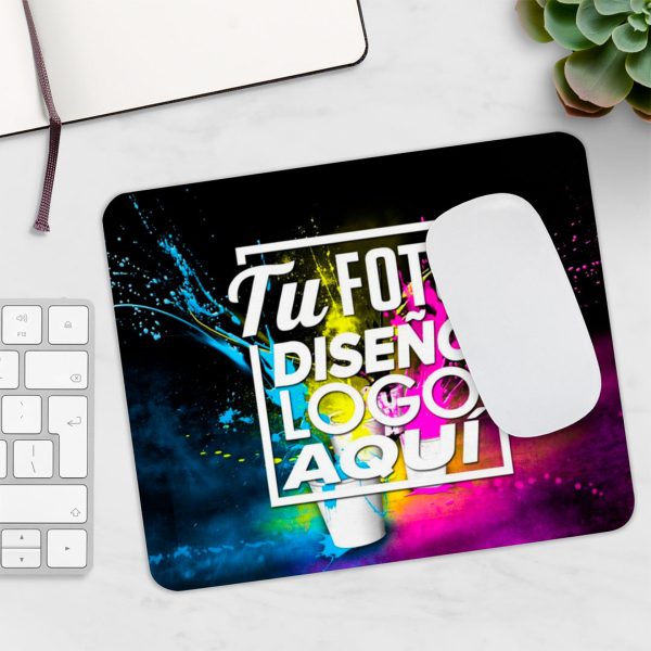 Mousepad personalizado 24x20 cm en uso real sobre un escritorio de trabajo junto a un teclado y mouse