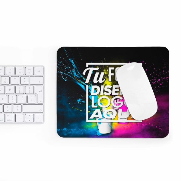Mousepad personalizado 24x20 cm mostrando su proporción junto a un teclado y mouse en fondo blanco