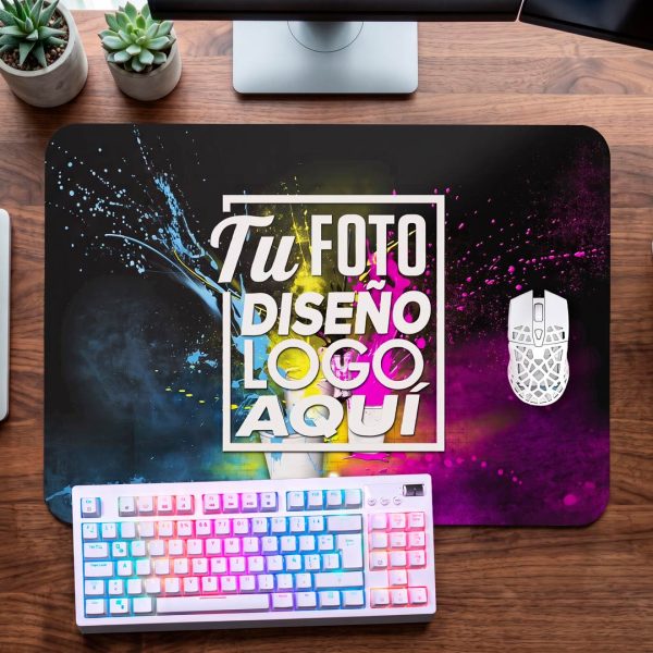 Mousepad Personalizado 49 x 37,5 cm con logotipo de empresa en un escritorio de trabajo