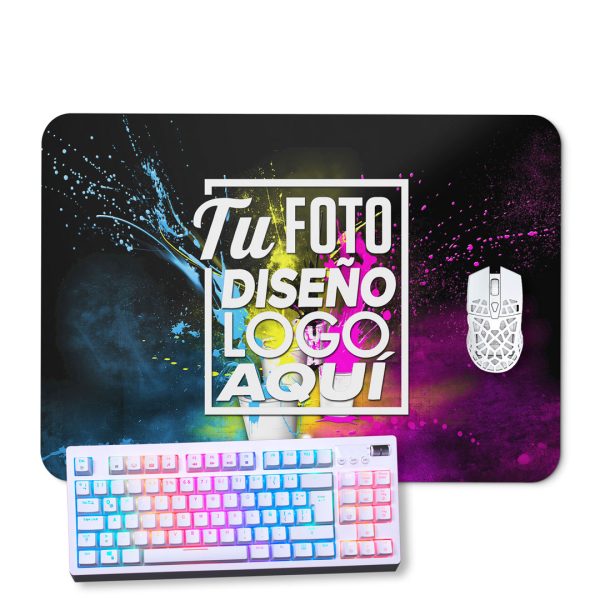 Mousepad Personalizado 49 x 37,5 cm en Uso Mousepad Personalizado 49 x 37,5 cm mostrando su gran espacio de deslizamiento junto a un teclado