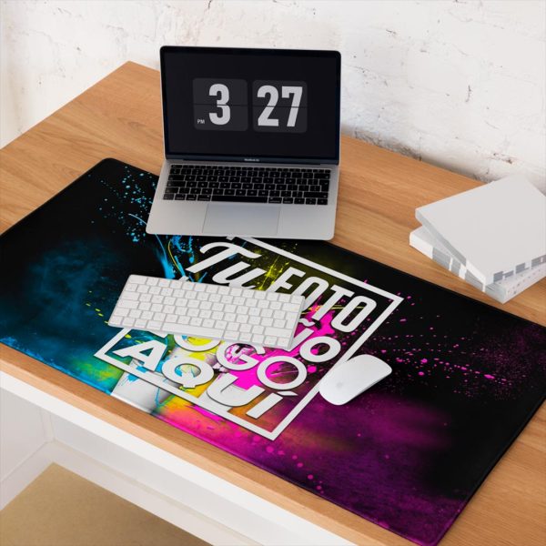 Mousepad personalizado 90 x 40 cm con logotipo corporativo en un escritorio moderno de empresa