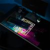 Mousepad personalizado 90 x 40 cm con diseño gaming en un escritorio iluminado con luces LED