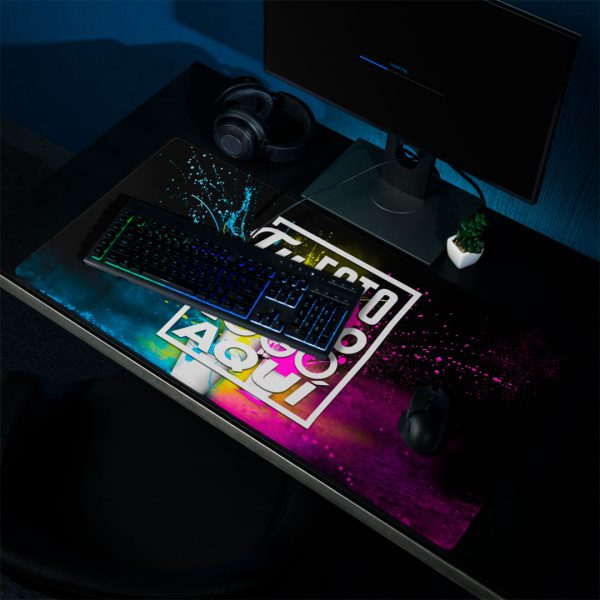 Mousepad personalizado 90 x 40 cm con diseño gaming en un escritorio iluminado con luces LED
