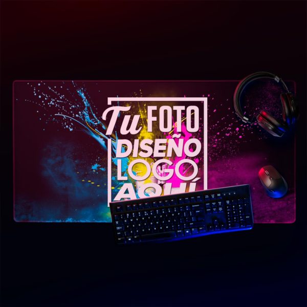 ousepad Personalizado 90 x 40 cm sin fondo mostrando su capacidad con un teclado, mouse y audífonos