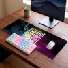 Mousepad personalizado 80 x 30 cm formato XXL en un escritorio de videojuegos o setup gamer