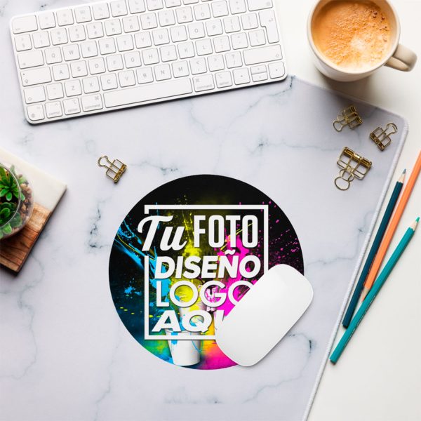 mousepad redondo personalizado 20 cm decorando un escritorio moderno con teclado, mouse y taza de café