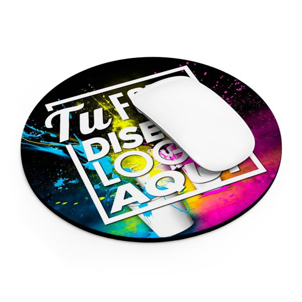 Mousepad Redondo Personalizado 20 cm Vista en Ángulo Mousepad redondo personalizado 20 cm visto en ángulo con un mouse descansando sobre la superficie