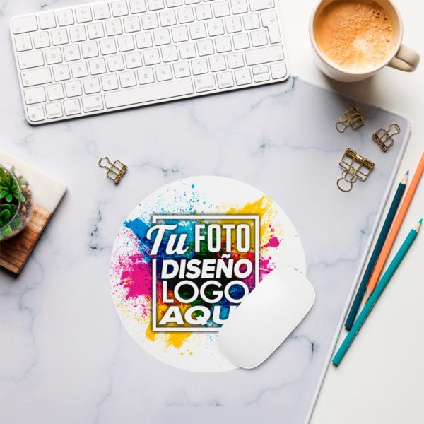 Mousepad Redondo Personalizado 23 cm en Escritorio mousepad redondo personalizado 23 cm decorando un escritorio de trabajo con café y accesorios