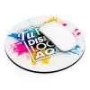 Mousepad Redondo Personalizado 23 cm en Perspectiva mousepad redondo personalizado 23 cm visto en ángulo con un ratón sobre su superficie de tela