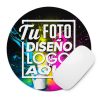Mousepad Redondo Personalizado 23 cm en Uso mousepad redondo personalizado 23 cm a todo color siendo utilizado con un ratón blanco