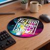 Mousepad redondo personalizado 25 cm ambientado en un espacio de oficina corporativa