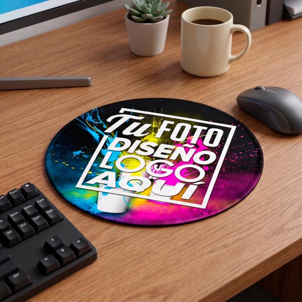 Mousepad redondo personalizado 25 cm ambientado en un espacio de oficina corporativa