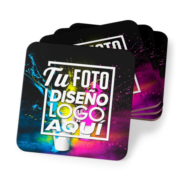 Set de cuatro posavasos personalizados cuadrados MDF y corcho (9,5 x 9,5 cm) apilados mostrando su impresión frontal