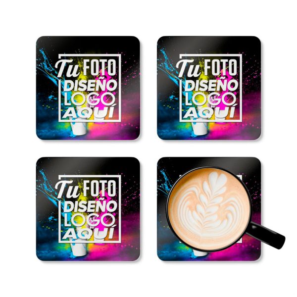 Vista superior de cuatro posavasos personalizados cuadrados MDF y corcho (9,5 x 9,5 cm) rodeando una taza de café latte art