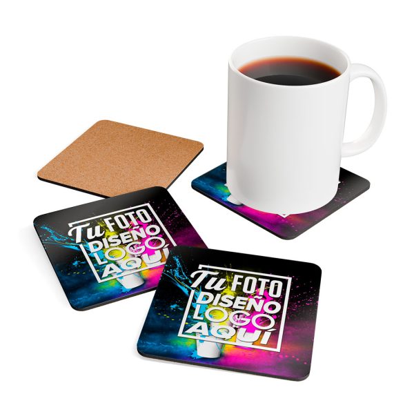 Taza blanca sobre unos posavasos personalizados cuadrados MDF y corcho (9,5 x 9,5 cm) mostrando el diseño