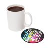 Taza blanca clásica junto a unos posavasos personalizados redondos MDF y corcho (9,5 cm)