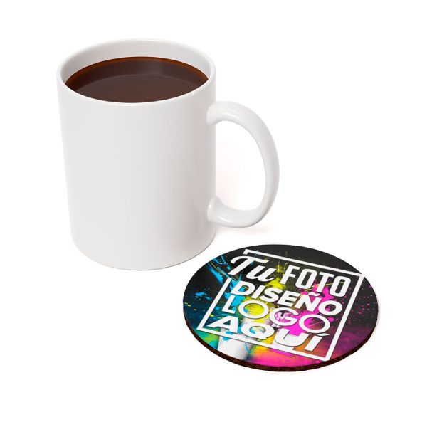 Taza blanca clásica junto a unos posavasos personalizados redondos MDF y corcho (9,5 cm)