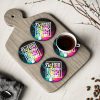Cuatro posavasos personalizados redondos MDF y corcho (9,5 cm) en tabla de madera con taza de café