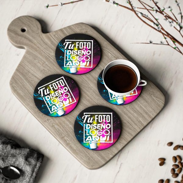 Cuatro posavasos personalizados redondos MDF y corcho (9,5 cm) en tabla de madera con taza de café
