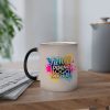 Taza Mágica Personalizada 11 oz 325 ml en Escritorio Taza mágica personalizada 11 oz 325 ml con diseño revelado sobre un escritorio de trabajo