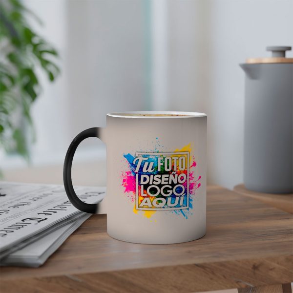 Taza Mágica Personalizada 11 oz 325 ml en Escritorio Taza mágica personalizada 11 oz 325 ml con diseño revelado sobre un escritorio de trabajo