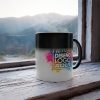 Taza Mágica Personalizada 11 oz 325 ml junto a Ventana Taza mágica personalizada 11 oz 325 ml con café caliente humeante junto a una ventana