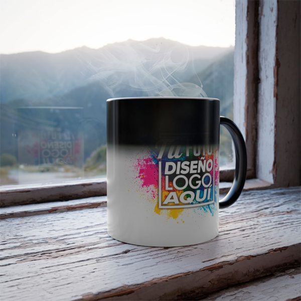 Taza Mágica Personalizada 11 oz 325 ml junto a Ventana Taza mágica personalizada 11 oz 325 ml con café caliente humeante junto a una ventana