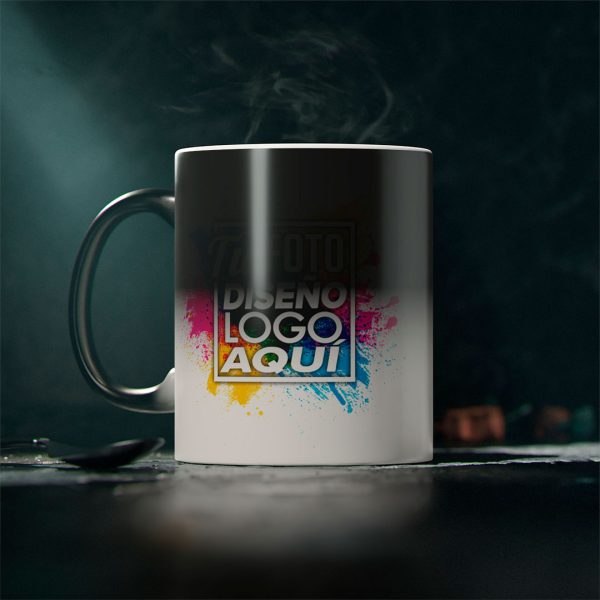 Taza mágica personalizada 11 oz 325 ml revelando su diseño gracias al vapor del café caliente
