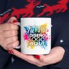 Otra toma de una mujer disfrutando de una taza personalizada 11 oz