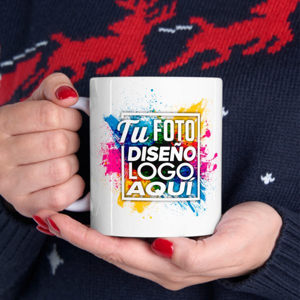 Otra toma de una mujer disfrutando de una taza personalizada 11 oz