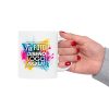 Manos de mujer sosteniendo una taza personalizada 11 oz sobre un fondo blanco de estudio