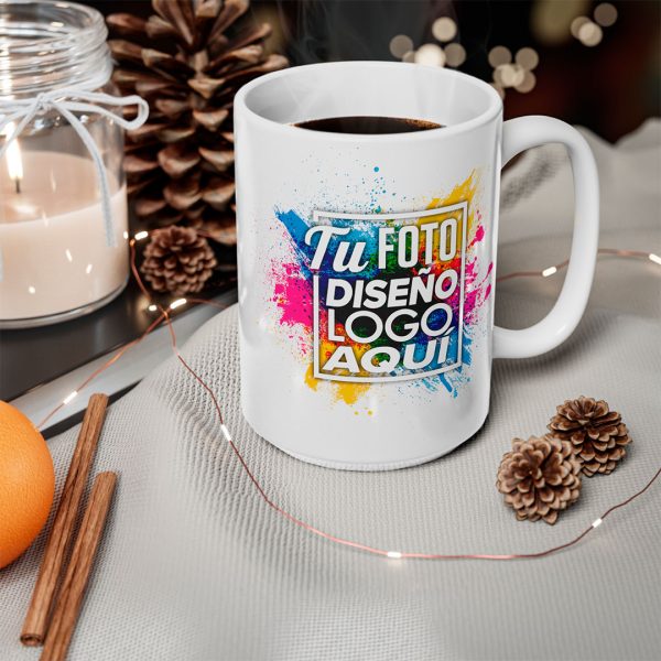 aza Personalizada 15 oz Momentos Especiales Taza personalizada 15 oz con café caliente humeante en un ambiente cálido con velas.