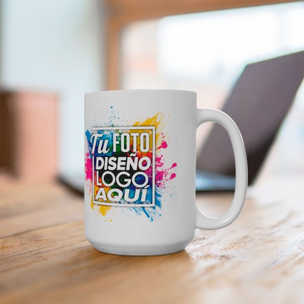 Taza Personalizada 15 oz en Uso Taza personalizada 15 oz en un setup de trabajo con laptop y accesorios.