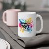 Taza Personalizada 15 oz en el Hogar Taza personalizada 15 oz sobre una mesa con mantel oscuro en un ambiente hogareño.
