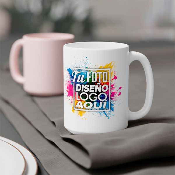 Taza Personalizada 15 oz en el Hogar Taza personalizada 15 oz sobre una mesa con mantel oscuro en un ambiente hogareño.