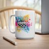 Taza Personalizada 15 oz en la Oficina Taza personalizada 15 oz sobre un escritorio de madera junto a un notebook.